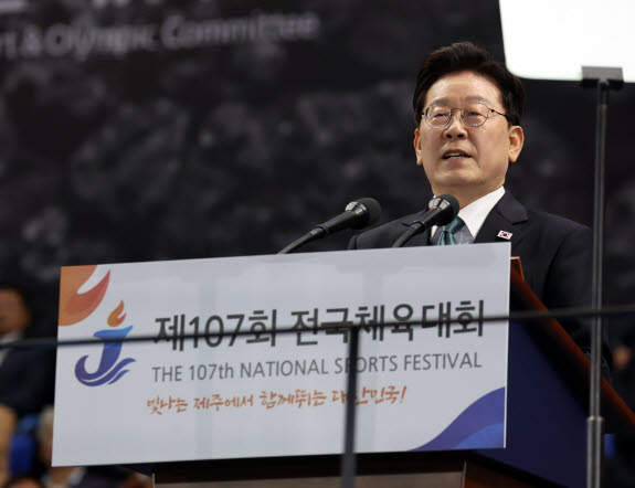 이재명 대통령이 16일 제주월드컵경기장에서 열린 제107회 전국체육대회 개회식에서 기념사를 하고 있다. (사진=연합뉴스)