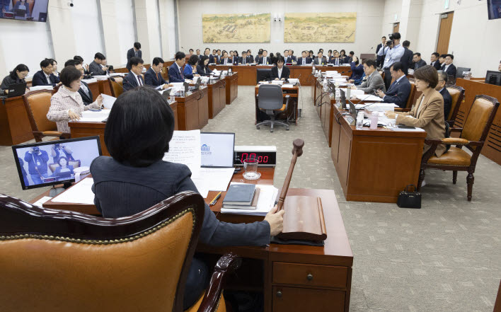 16일 국회 교육위원회에서 여야 의원들이 일반 증인으로 채택됐다 불출석 한 전 경기대 총장 A씨에 대한 동행 명령장 발부를 위한 안건을 통과 시키고 있다. (사진=연합뉴스)