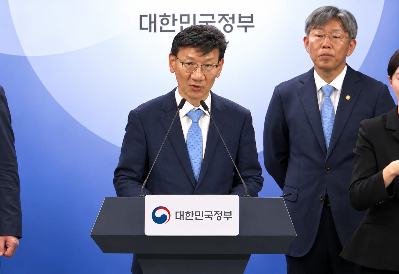 전요섭 금융위원회 금융정책국장이 16일 정부서울청사에서 열린 '제1차 주택공급 정례브리핑'에서 답변하고 있다.