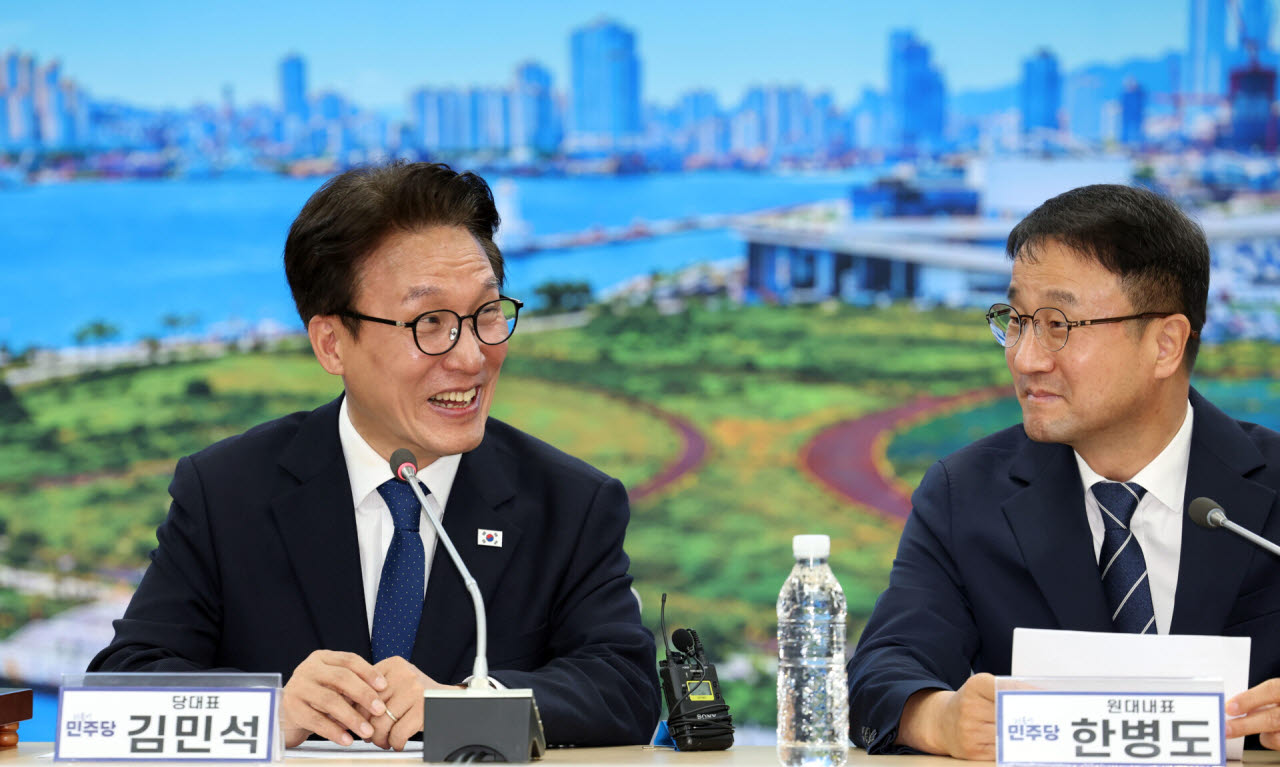 김민석 더불어민주당 대표가 16일 부산 동구 민주당 부산시당에서 열린 최고위원회의에 참석, 최고위원들 발언을 듣고 있다. (사진=뉴시스)