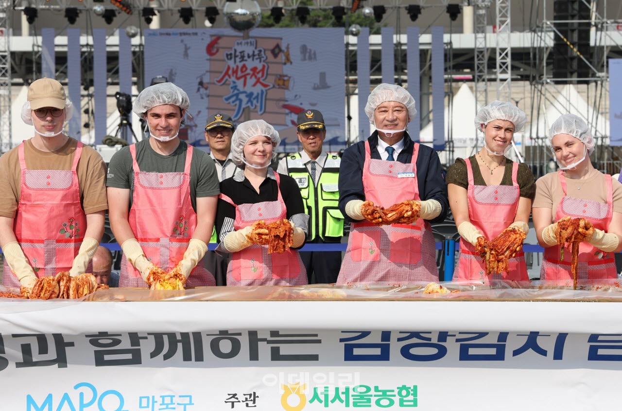 [포토] 마포구, 외국인과 함께하는 새우젓 김장 담그기