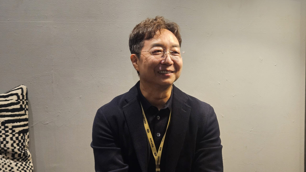 유현준 홍익대 건축학과 교수가 16일(현지시간) 미국 뉴욕 맨해튼에서 열린 '꿈 위크 2026(KOOM WEEK 2026)' 행사에서 기자들과 인터뷰를 하고 있다. (사진=이데일리 성주원 특파원)
