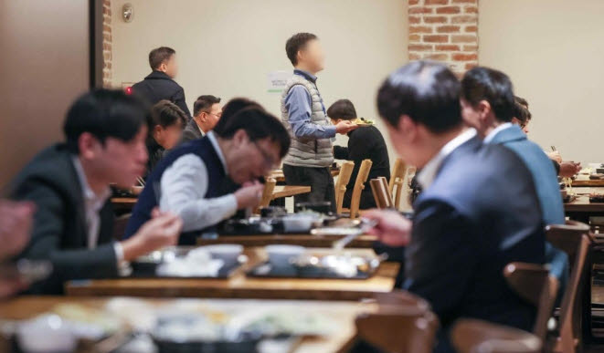 직장인들이 음식점에서 식사하는 모습.(사진=연합뉴스)