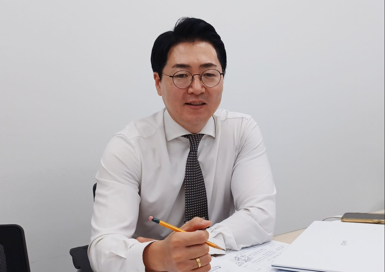 김기남 위원장이 16일 김포시의회 사무실에서 인터뷰를 하고 있다. (사진 = 이종일 기자)