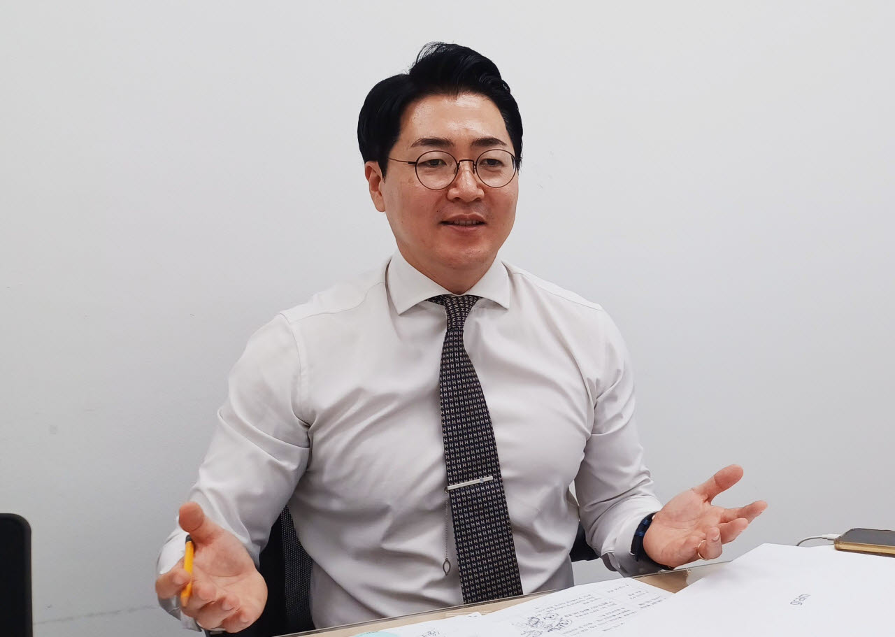 김기남 위원장이 16일 김포시의회 사무실에서 인터뷰를 하고 있다. (사진 = 이종일 기자)