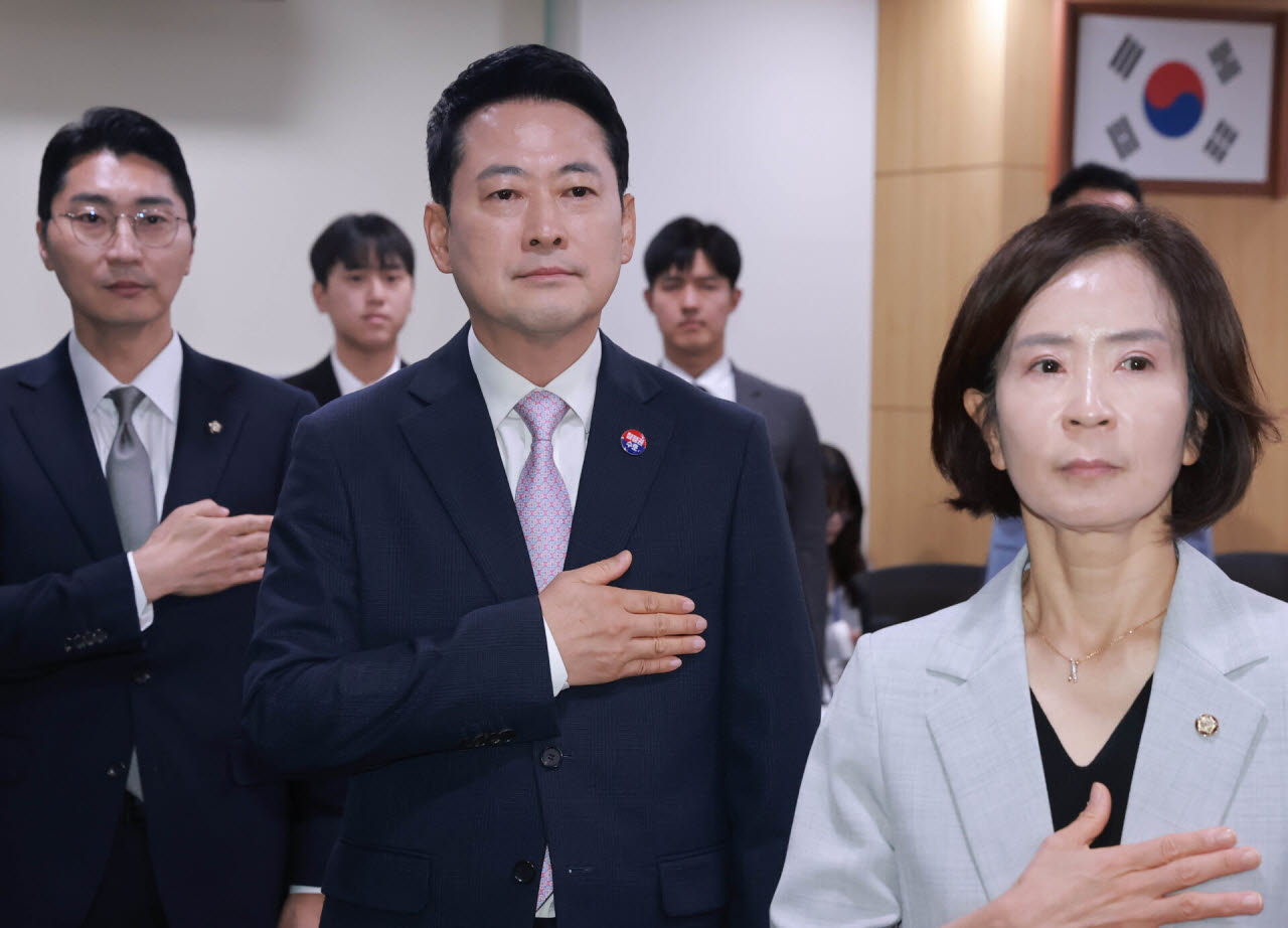국민의힘 장동혁 대표(왼쪽에서 두 번째)와 최수진 원내수석대변인(왼쪽에서 세 번째).(사진=연합뉴스)