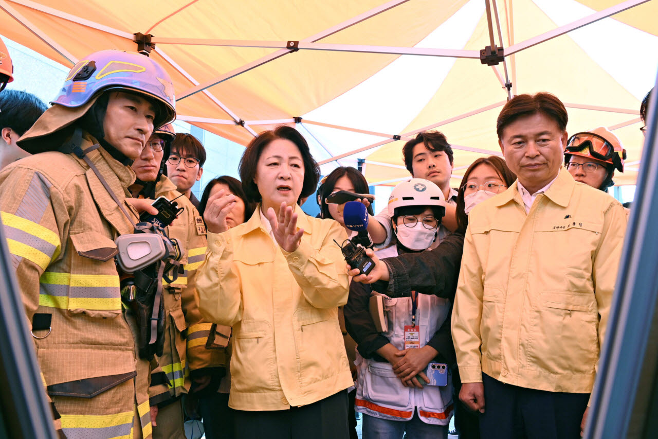 지난 16일 오전 경기 부천시 한 금속 도장공장에서 추미애 경기도지사가 화재 발생 현장을 찾아 브리핑을 듣고 있다.(사진=연합뉴스)