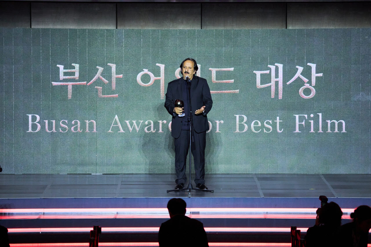 제31회 부산국제영화제에서 부산 어워드 대상을 수상한 '빵과 책'의 마지드 마지디 감독(사진=부산국제영화제)