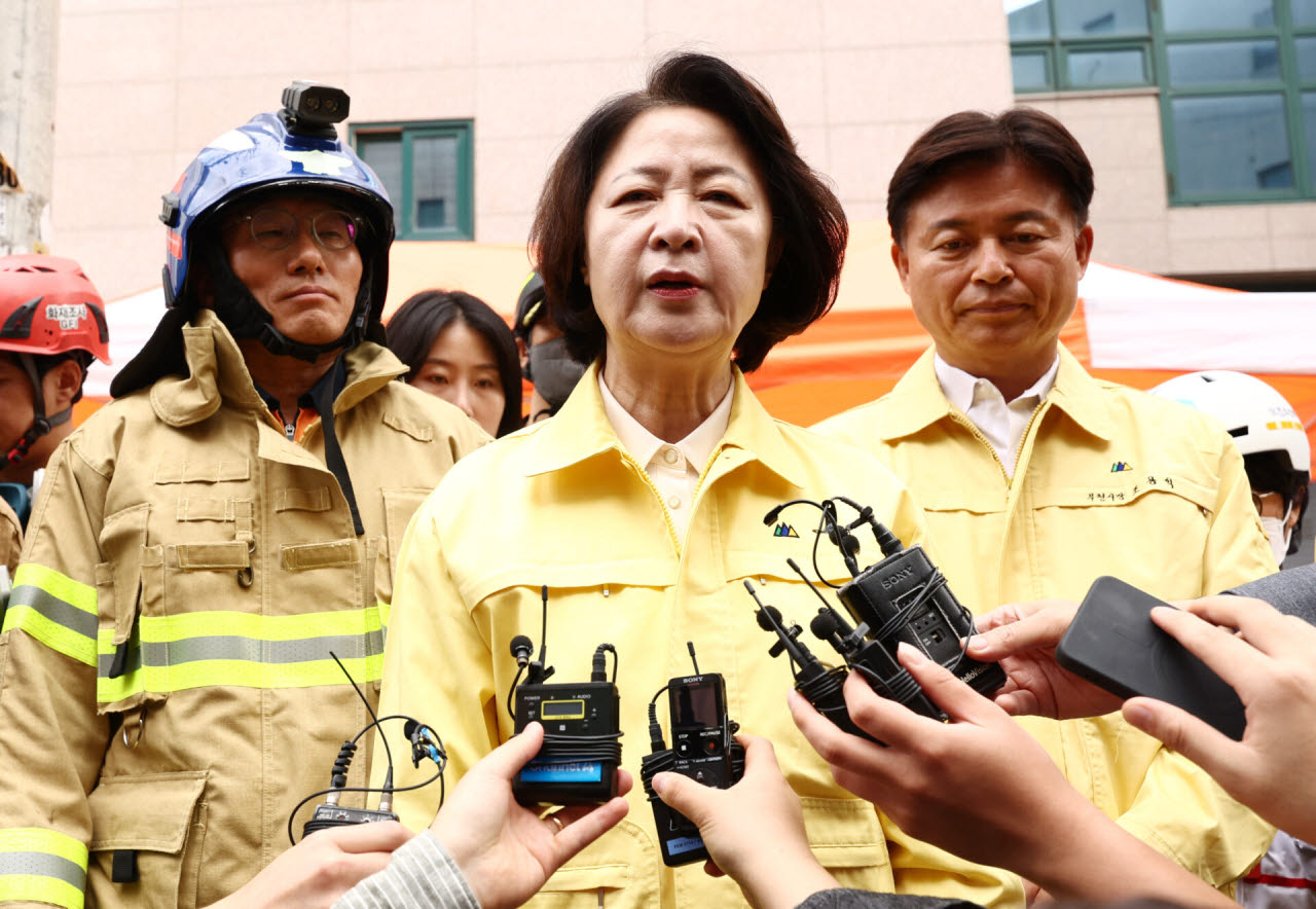 추미애 경기도지사가 16일 경기도 부천시 오정구의 한 도장공장 화재 현장을 찾아 발언하고 있다.(사진=뉴시스)