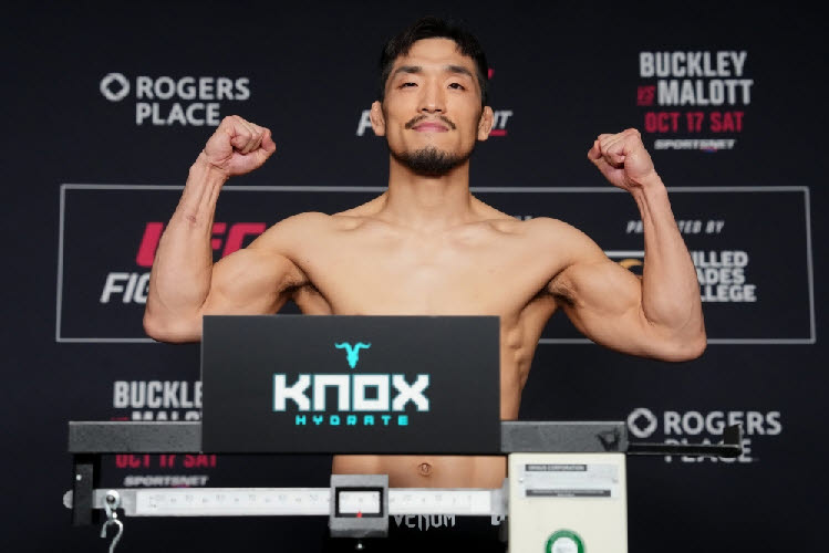 UFC 파이터 유수영이 체중계 위에서 포즈를 취하고 있다. 사진=UFC