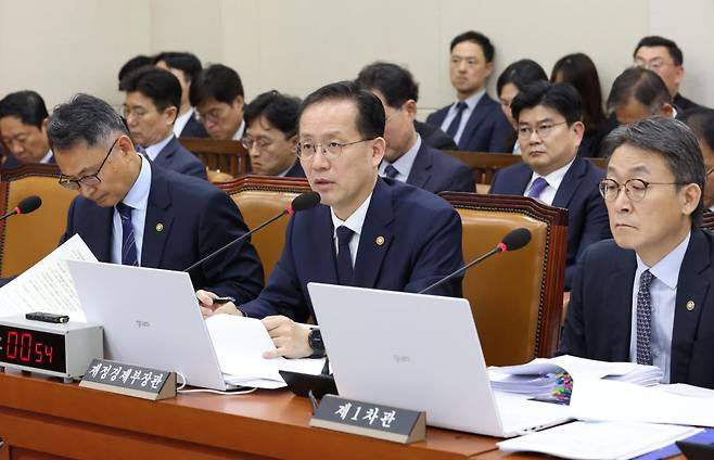 이형일 경제부총리 겸 재정경제부 장관(가운데)이 6일 서울 여의도 국회에서 열린 재정경제기획위원회의 재정경제부에 대한 국정감사에 권대영 1차관(맨오른쪽), 허장 2차관이 참석한 가운데 질의에 답변하고 있다. (사진=이데일리 노진환 기자)