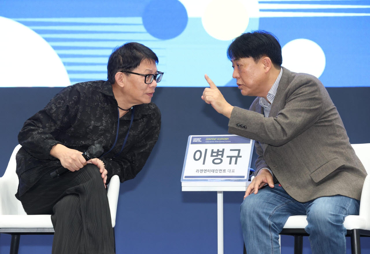 [이데일리 노진환 기자] 2026 콘텐츠 유니버스 코리아가 17일 경기 고양시 일산호수공원 고양꽃전시관에서 개최됐다. 이병규(오른쪽) 라젠엔터테인먼트 대표이사와 임정덕 대만 만화작가와 가 AI콘텐츠의 한중합작 모델과 글로벌 IP를 향한 미래 전략을 주제로 대담하고 있다.