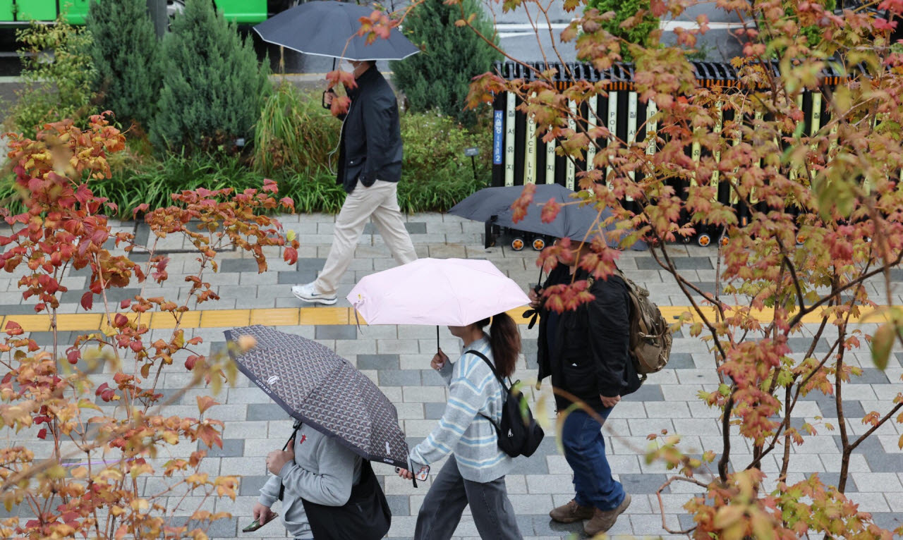 13일 오전 우산을 쓴 시민들이 서울 광화문에서 출근길 발걸음을 재촉하고 있다. 2026.10.13 (사진=뉴스1)