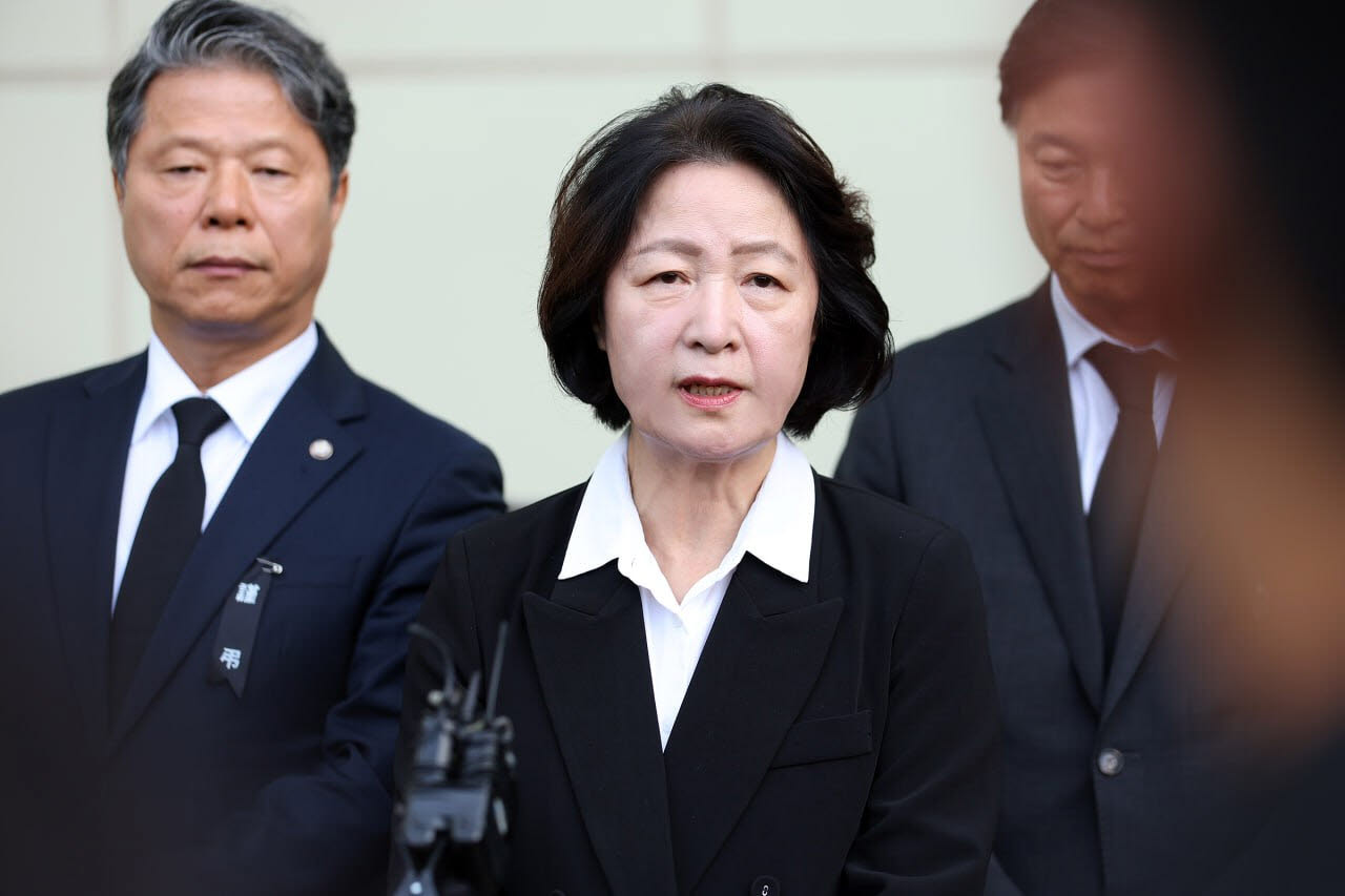 17일 부천 순천향대병원 장례식장에서 고 김진석 소방위 조문을 마친 추미애 경기도지사가 언론 브리핑을 하고 있다.(사진=경기도)