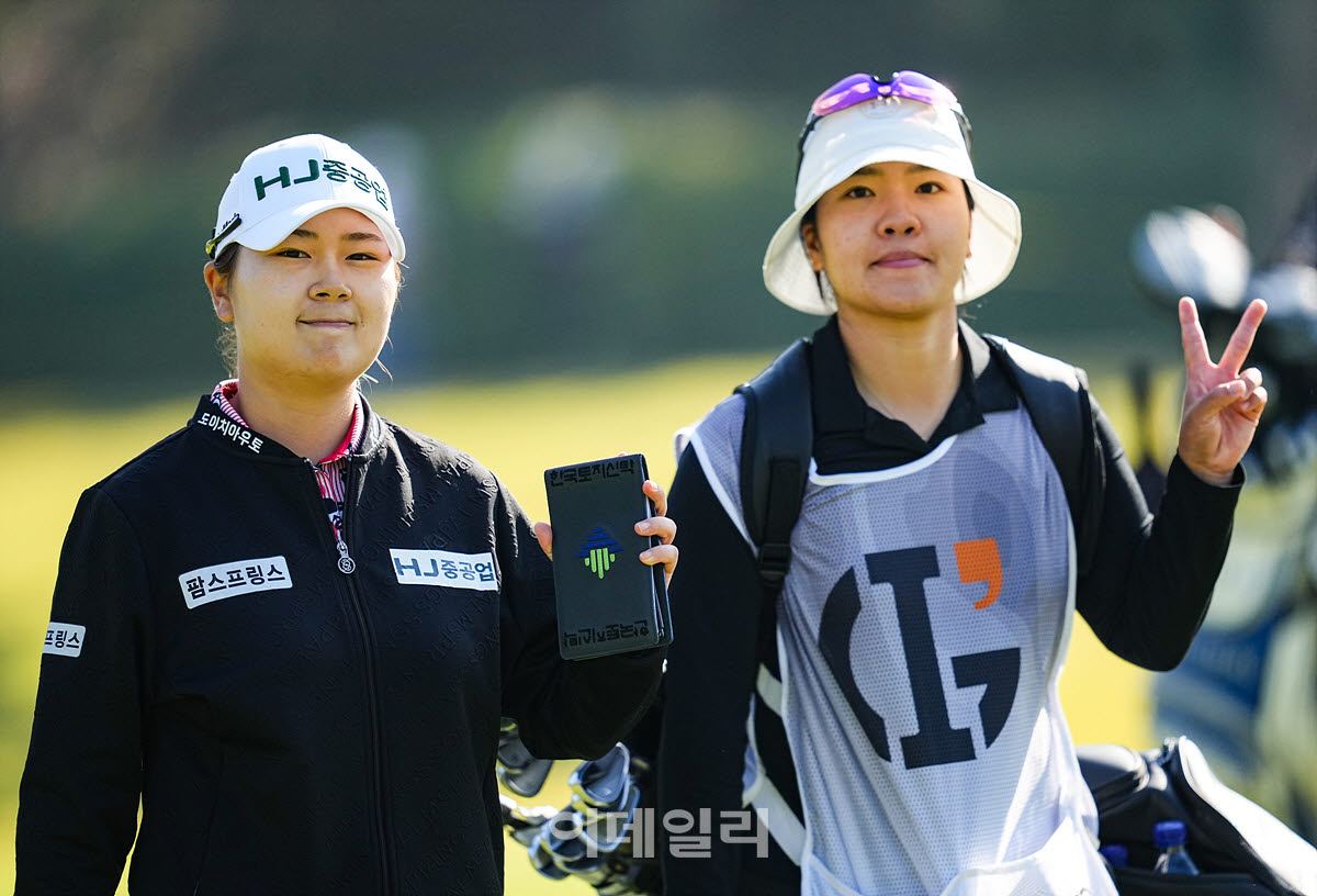 [포토]홍정민,콤비 캐디와 브이 브이