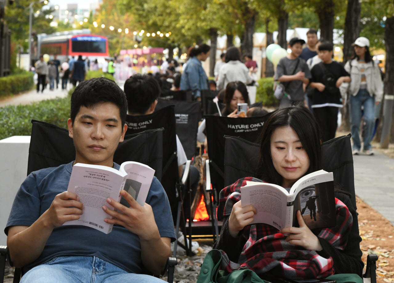 노원구가 하계동 경춘선숲길에서 개최한 ‘2026 노원 야외도서관 낭만보장’에서 시민들이 독서를 하고 있다. (사진=노원구)