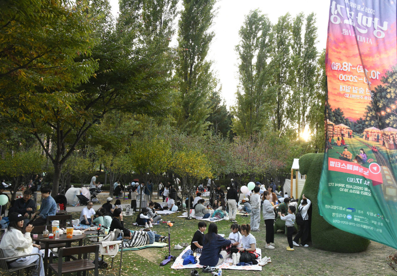 시민들이 하계동 경춘선숲길에서 열린 ‘2026 노원 야외도서관 낭만보장’을 즐기고 있다. (사진=노원구)