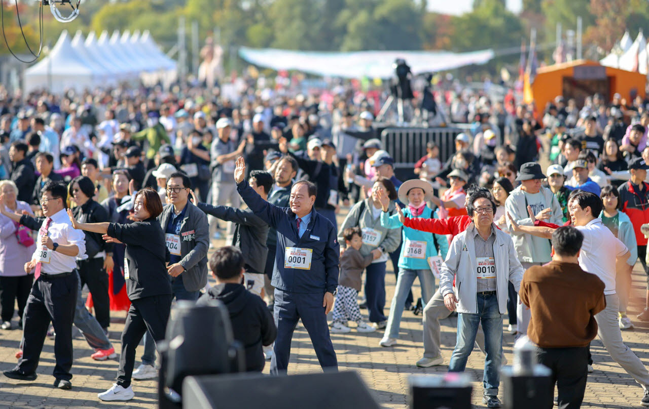 ‘2026년 마포구민 걷기대회’ 참가자들이 출발에 앞서 체조를 하고 있다. (사진=마포구)