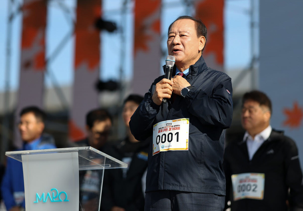 유동균 마포구청장이 ‘2026년 마포구민 걷기대회’에서 인사말을 하고 있다. (사진=마포구)