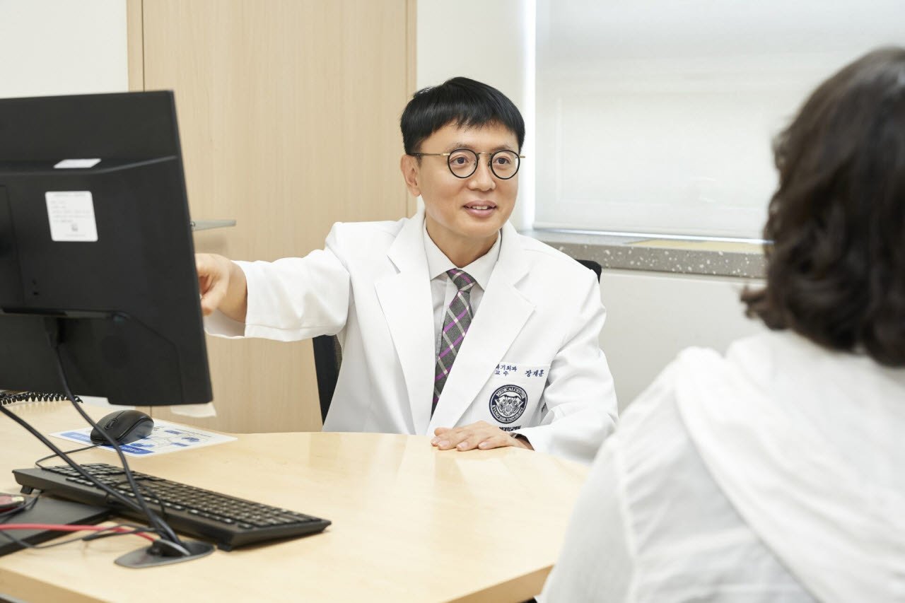 기름진 식사 뒤 명치·오른쪽 윗배 ‘쥐어짜는 통증’… 담석증 의심