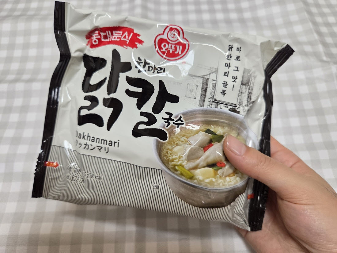 오뚜기 ‘동대문식 닭한마리 칼국수’의 면과 분말스프, 건더기스프. 일반 라면보다 폭이 넓은 면발이 특징이다. (사진=한전진 기자)