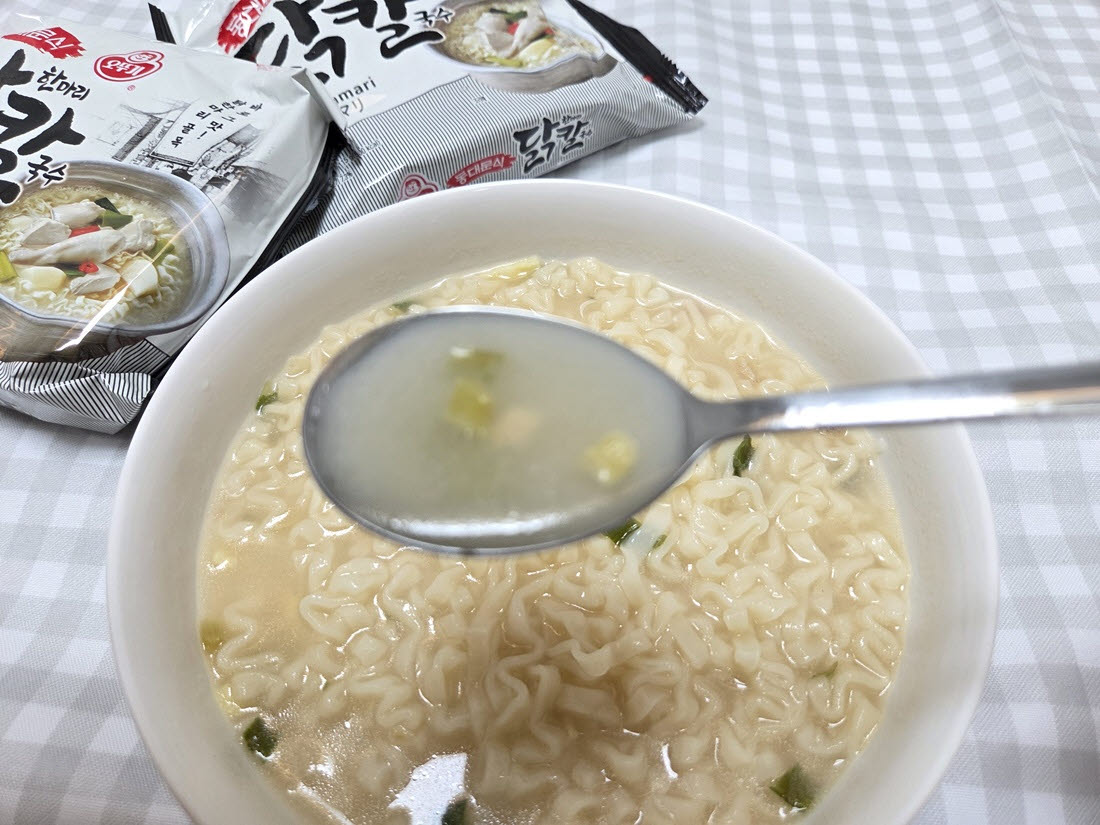 조리를 마친 오뚜기 ‘동대문식 닭한마리 칼국수’. 닭곰탕을 연상시키는 뽀얀 국물과 넓적한 면발이 눈에 띈다. (사진=한전진 기자)