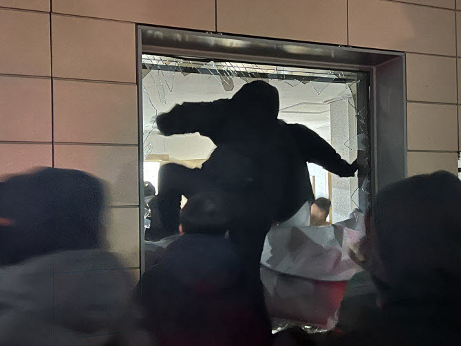 지난해 1월 19일 새벽 윤석열 전 대통령에 대한 구속영장이 발부되자 서울 서부지법에 지지자들이 진입해 난동을 부리고 있다. (사진=뉴스1)