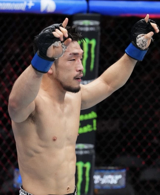 UFC에서 첫 피니시 승리를 거둔 뒤 기뻐하는 유수영. 사진=UFC