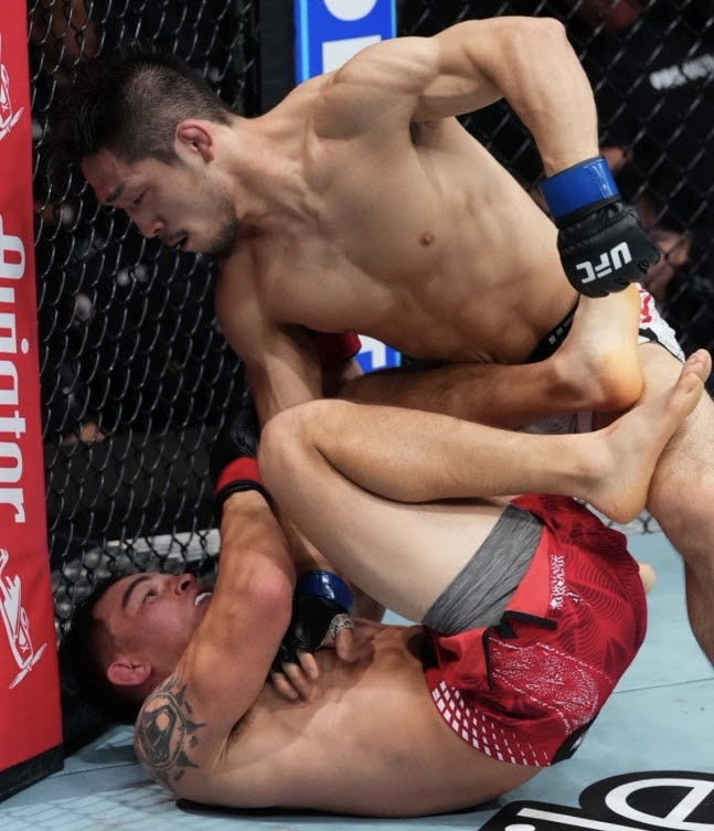 유수영이 상위 포지션에서 파운딩 펀치를 퍼붓고 있다. 사진=UFC
