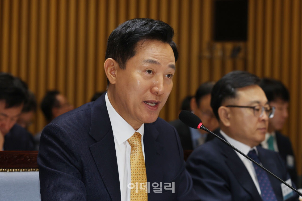 오세훈 서울시장이 지난 15일 서울시청에서 열린 국회 행정안전위원회의 서울시에 대한 국정감사에서 의원의 질문에 답하고 있다. (사진=이영훈 기자)