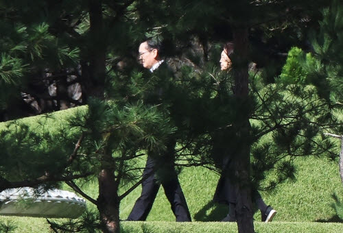 이재용 삼성전자 회장과 홍라희 삼성미술관 리움 명예회장이 지난해 10월 24일 경기도 수원시 선영에서 열린 고 이건희 삼성그룹 회장 5주기 추도식에 참석해 있다. (사진=연합뉴스)