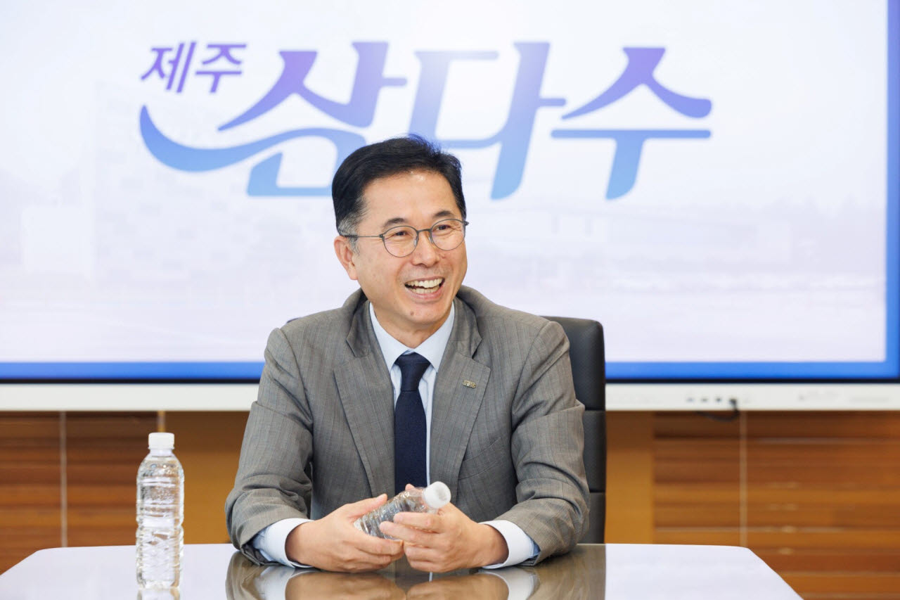 제주삼다수를 생산·판매하는 제주개발공사의 김도영 사장이 취임 약 한달께인 지난 14일 제주시 조천읍 공사 집무실에서 기자들과 만나 경영 계획을 밝히고 있다(사진=제주개발공사 제공).