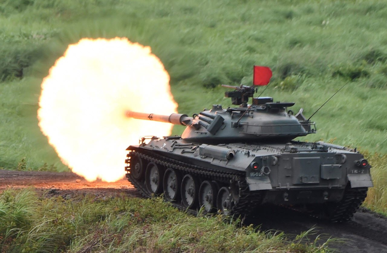 일본 육상 자위대 소속의 TYPE-74식 전차가 연례 훈련에서 포를 쏘고 있는 사진. (사진= AFP)