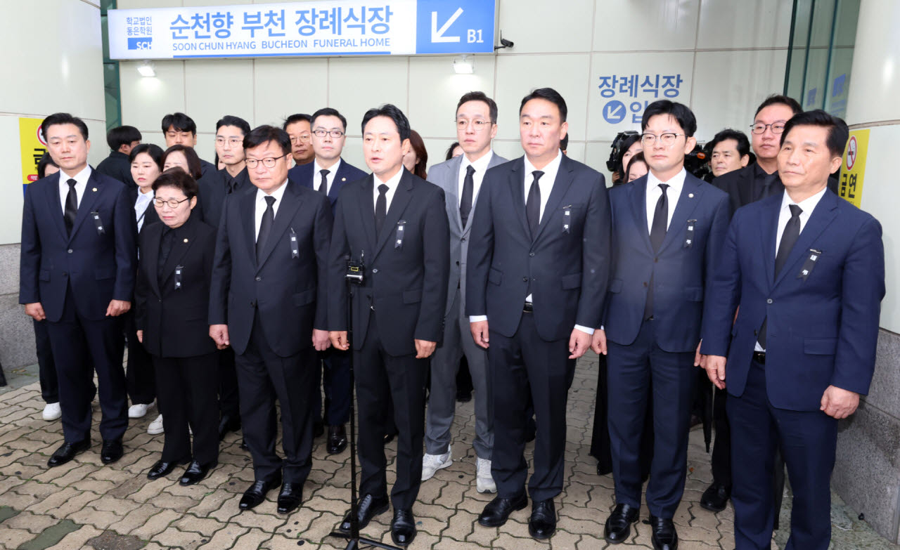 [이데일리 방인권 기자] 장동혁 국민의힘 대표와 정점식 원내대표를 비롯한 지도부가 18일 경기 부천시 순천향대학교 부천병원 장례식장에 마련된 부천 공장 화재 순직 소방관의 빈소 조문을 마친 후 발언하고 있다.