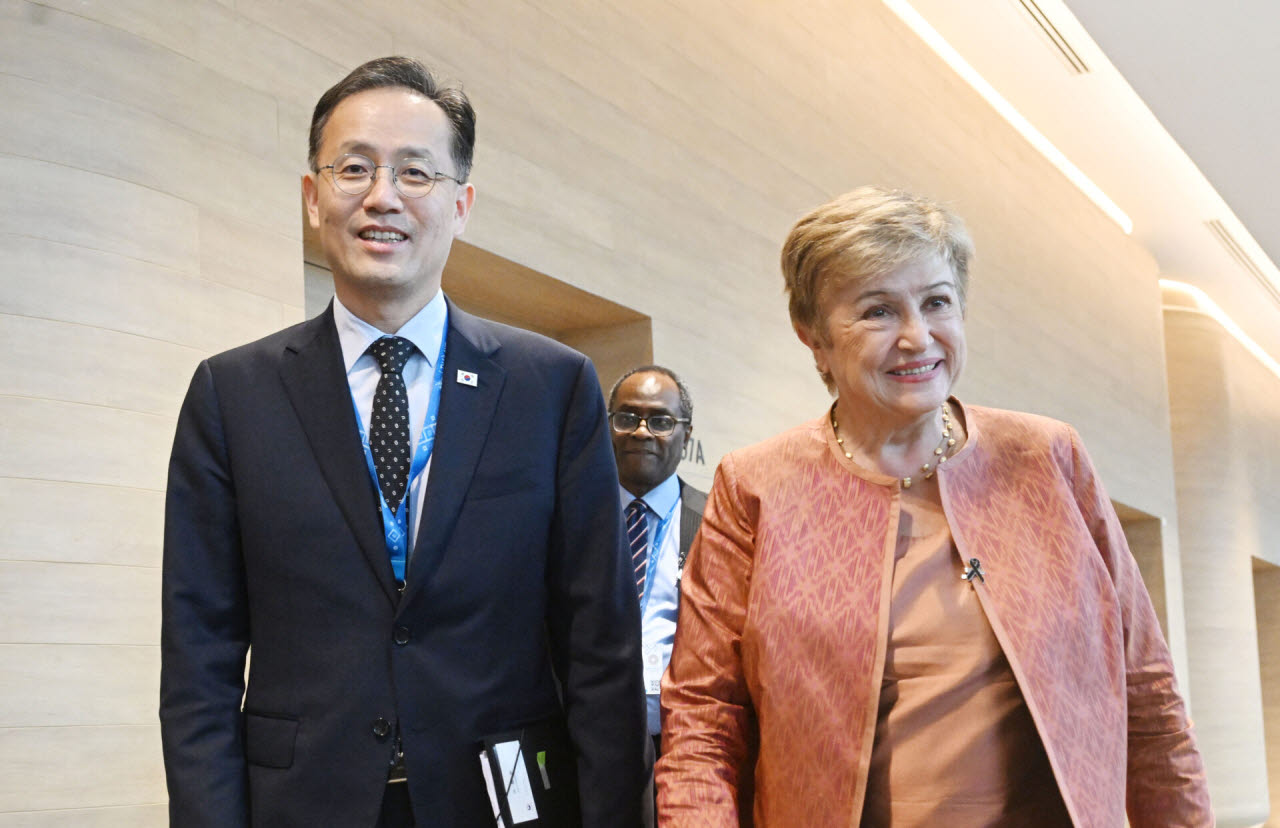 국제통화기금(IMF)/세계은행(WB) 연차총회 및  주요 20개국(G20) 재무장관.중앙은행 총재 회의, 주요 7개국(G7) 재무장관.중앙은행 총재 회의 참석차 태국 방콕을 방문중인 이형일 부총리 겸 재정경제부 장관이 10월 17일(현지시간) 퀸시리낏 컨벤션센터(QSNCC)에서 크리스탈리나 게오르기에바 국제통화기금(IMF) 총재와 면담을 하기위해 회의장에 입장하고 있다.(사진=연합뉴스)