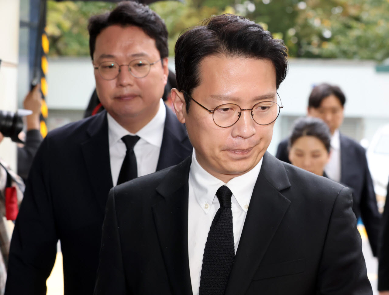 [이데일리 방인권 기자] 이기인 개혁신당 비상대책위원장(오른쪽)과 천하람 원내대표가가 18일 경기 부천시 순천향대학교 부천병원 장례식장에 마련된 부천 공장 화재 순직 소방관의 빈소 조문을 하고 있다.