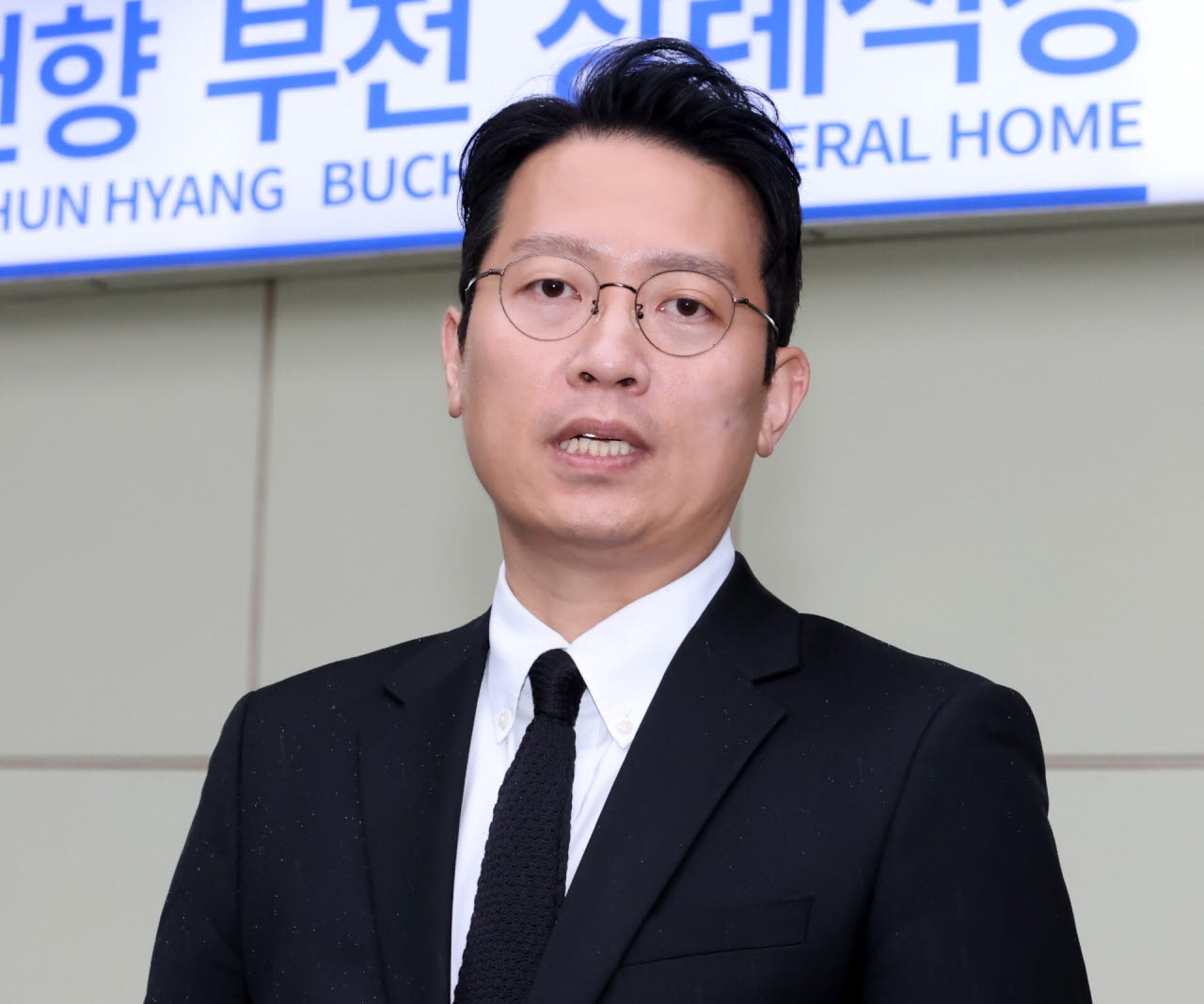 [이데일리 방인권 기자] 이기인 개혁신당 비상대책위원장이 18일 경기 부천시 순천향대학교 부천병원 장례식장에 마련된 부천 공장 화재 순직 소방관의 빈소 조문을 마친 뒤, 발언을 하고 있다.