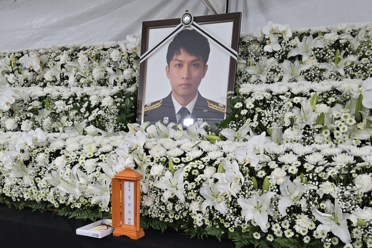 지난 17일 '제3회 119메모리얼데이 추모문화제'가 열리고 있는 세종시 세종중앙공원에 경기도 부천 공장 화재로 순직한 고(故) 김진석 소방위의 합동분향소가 설치돼 있다. (사진=소방청)