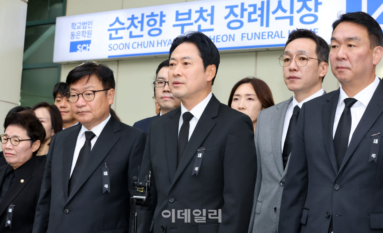 장동혁 국민의힘 대표와 정점식 원내대표를 비롯한 지도부가 18일 경기 부천시 순천향대학교 부천병원 장례식장에 마련된 부천 공장 화재 순직 소방관의 빈소 조문을 마친 후 발언하고 있다. (사진=방인권 기자)