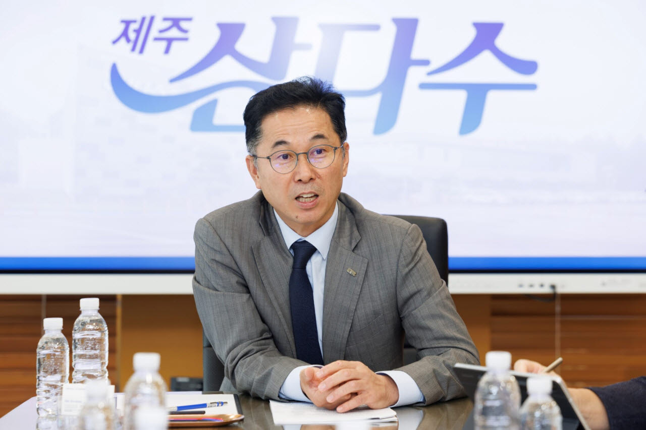 제주삼다수를 생산·판매하는 제주개발공사의 김도영 사장이 취임 약 한달께인 지난 14일 제주시 조천읍 공사 집무실에서 기자들과 만나 경영 계획을 밝히고 있다(사진=제주개발공사 제공).