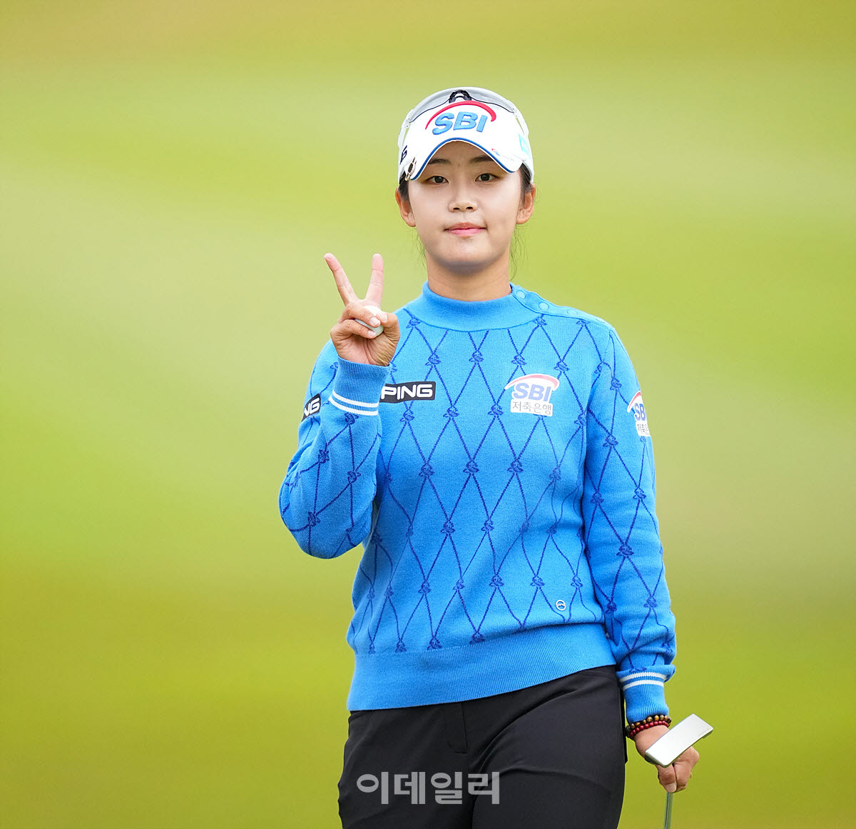 [포토]김지윤,밝은 브이 미소 홀아웃