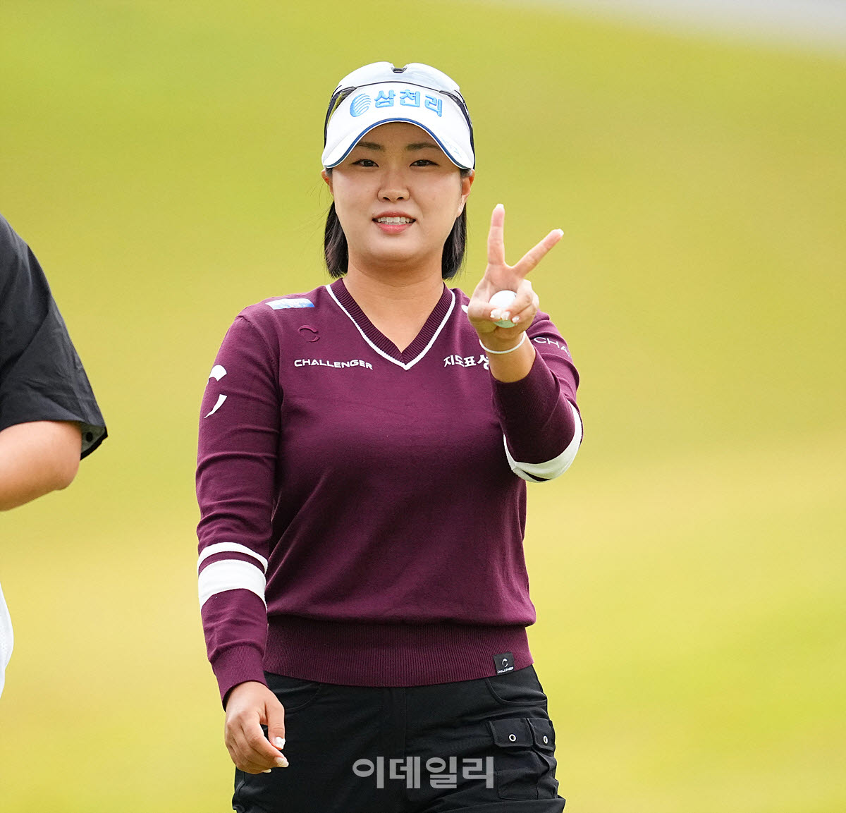 [포토]홍진영,첫 홀 버디 성공 브이