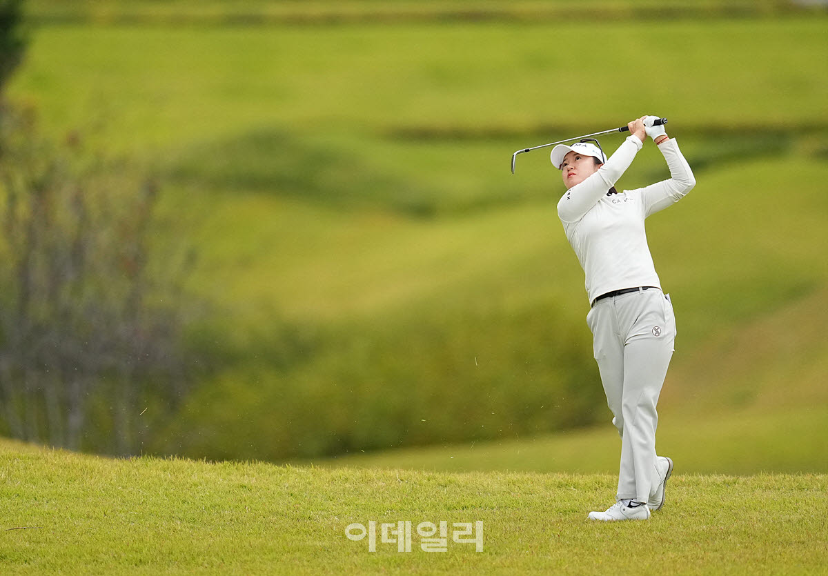 [포토]이승연,그린에 올라 핀 옆으로 가라