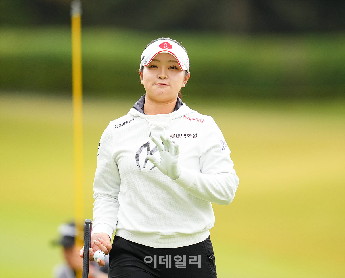 [포토]유현조,밝은 손인사로 홀아웃