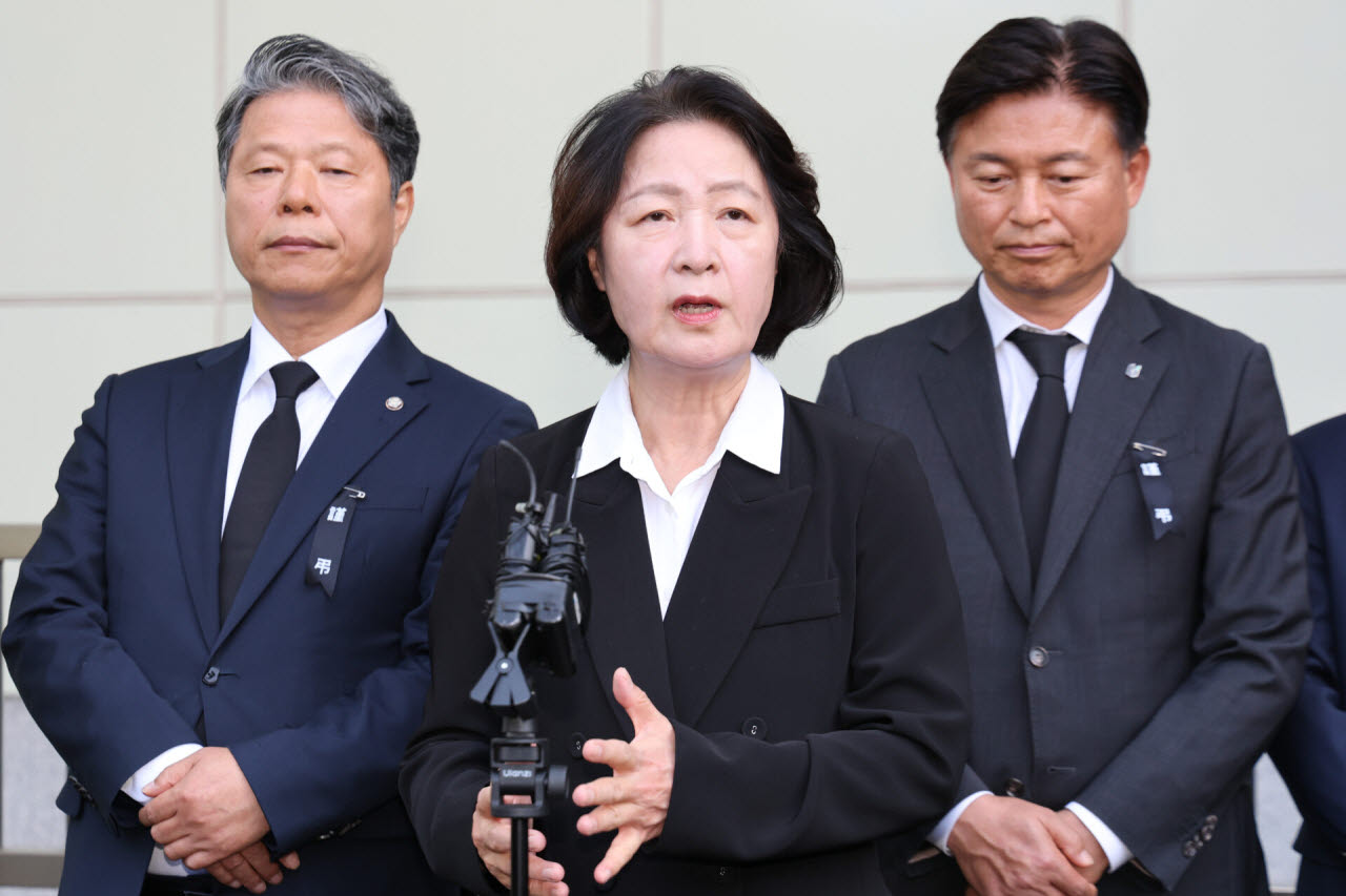 추미애 경기도지사가 17일 경기 부천시 순천향대학교 병원 장례식장에 마련된 부천 도장공장 화재 사망 소방관의 빈소 조문을 마친 뒤 취재진 질문에 답변하고 있다. (사진=뉴시스)