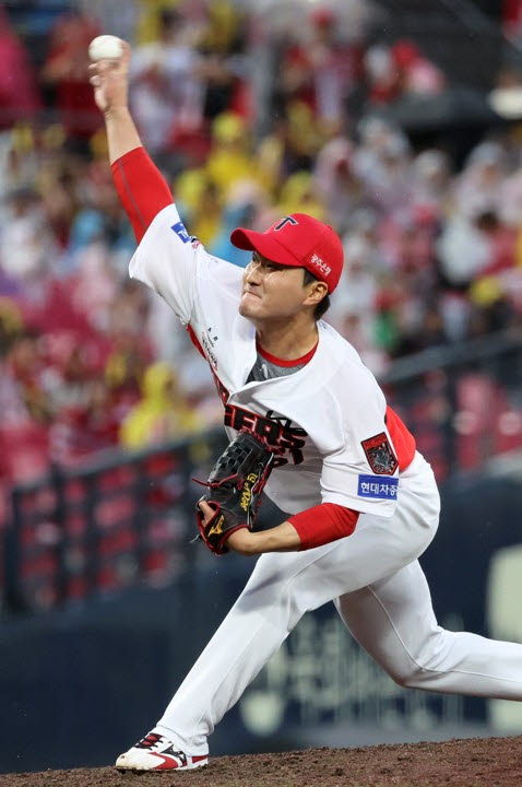 18일 광주기아챔피언스필드에서 열린 프로야구 2026 포스트시즌 준플레이오프 2차전 LG 트윈스와 KIA 타이거즈의 경기. KIA 전상현이 9회에 투구하고 있다. 사진=연합뉴스