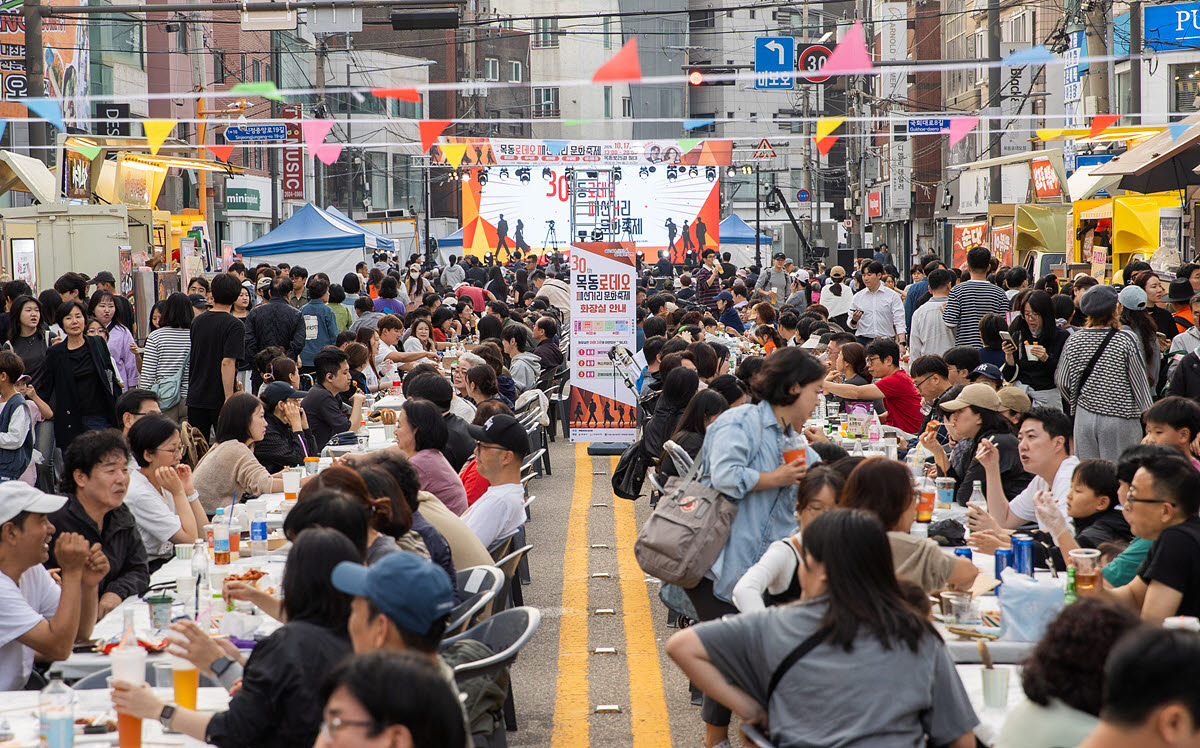 17일 목동로25길 일대에서 열린 ‘제30회 목동로데오 패션거리 문화축제’를 찾은 주민들이 축제를 즐기고 있다. (사진=양천구)