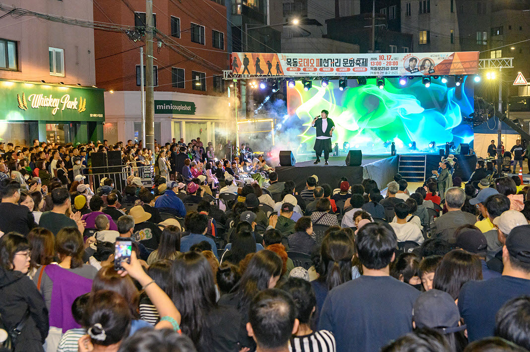 ‘제30회 목동로데오 패션거리 문화축제’에 참가한 주민들이 공연을 즐기고 있다. (사진=양천구)