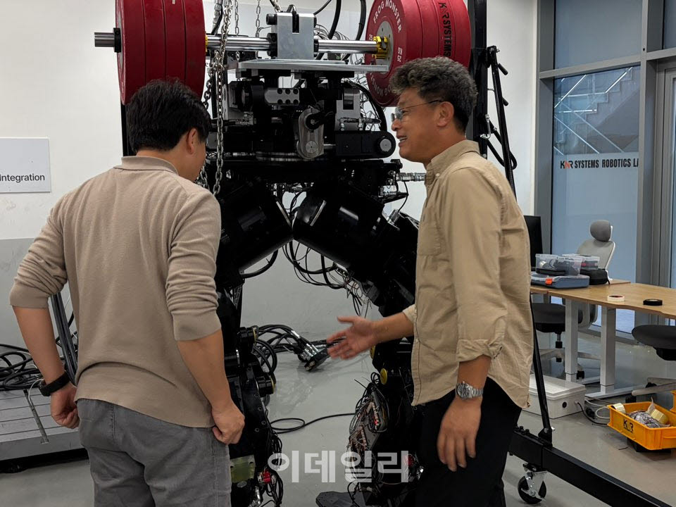 류성무 케이엔알시스템 CTO(왼쪽)와 김명한 대표가 ‘슈퍼휴머노이드’를 살펴보고 있다. (사진=신영빈 기자)