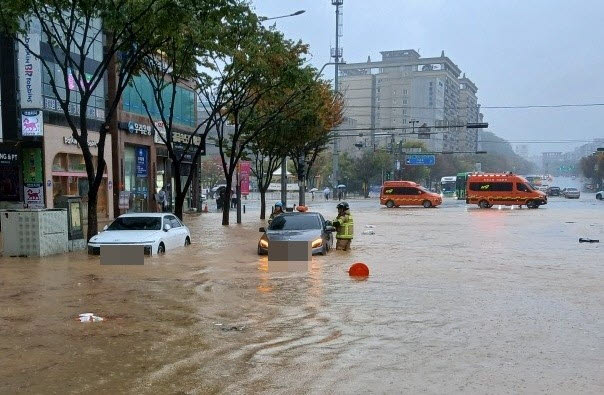 18일 폭우로 인천 검단구 완정사거리가 물에 잠겨있다 (사진=인천소방본부)